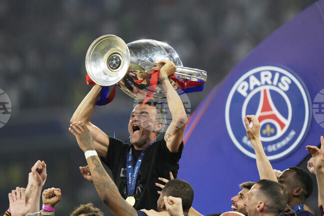 Луис Енрике стана едва вторият треньор, който печели требъл с два различни отбора