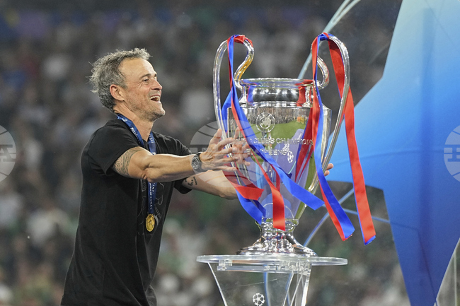 Старши треньорът на Пари Сен Жермен Луис Енрике благодари на феновете за подкрепата след спечелената титла в Шампионската лига