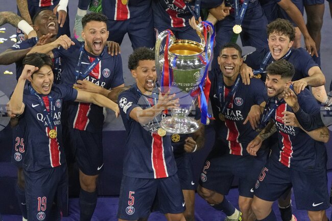 Футболистите на Пари Сен Жермен показаха респект към треньора Луис Енрике и към феновете след триумфа в Шампионската лига