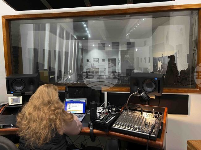 Швеция стартира проект за музикален лиценз, позволяващ на изкуствения интелект да ползва чужди мелодии, но и да заплаща на авторите им