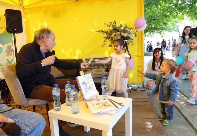 Литературата може да даде на децата това, което животът невинаги така добросъвестно и щедро подарява, каза пред БТА проф. Божидар Манов