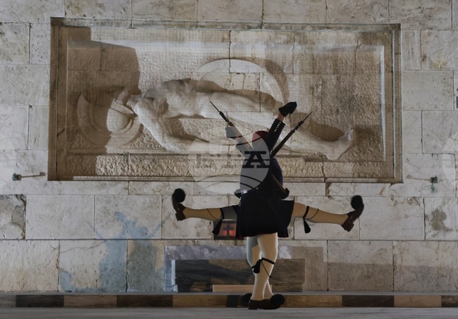 „Катимерини“: Дебатът за Гроба на незнайния воин в гръцкия парламент съживява гнева, свързан със смъртоносната влакова катастрофа в Темпе