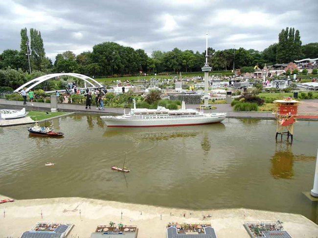 Живко Тенев-Gissen представя фотоизложбата „Малката земя"