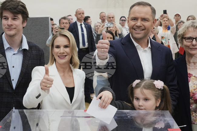 Западни издания пишат за "смайващ обрат" в президентските избори в Полша, които се оценяват и като "референдум за ЕС и Тръмп"