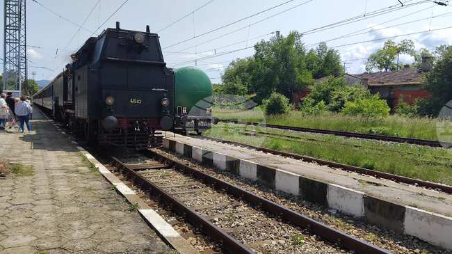 Атракционният парен локомотив „Баба Меца“ премина през Перник