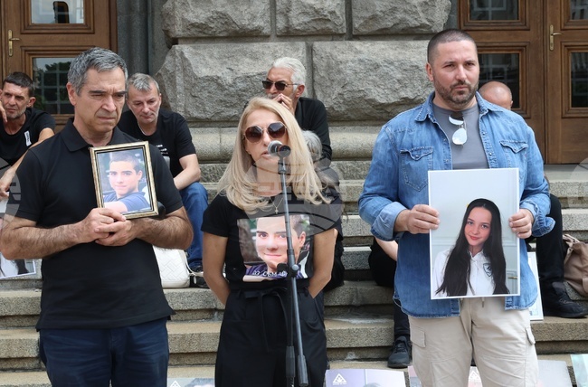 Граждани се събраха на бдение в центъра на София, в памет на децата, загинали на пътя