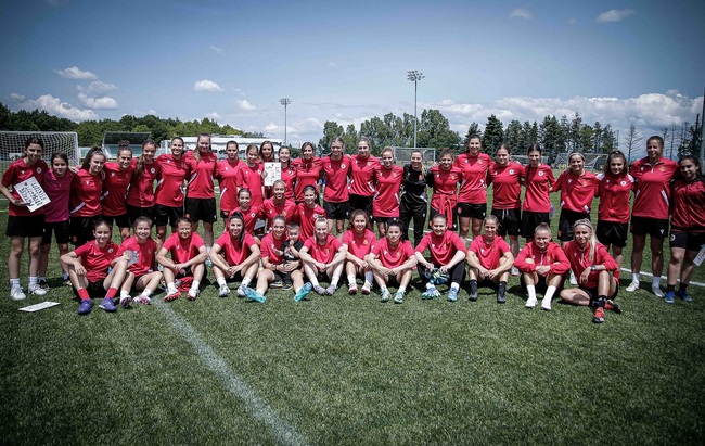 Женският национален отбор на България по футбол отбеляза Деня на детето с открита тренировка