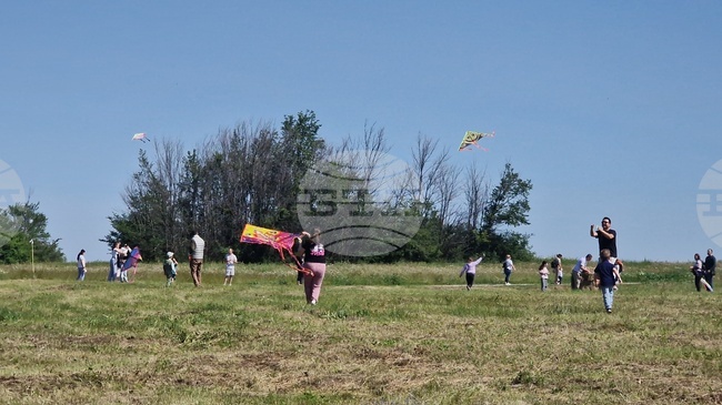 Любители на хвърчилата пуснаха летящи послания в небето край Исперих