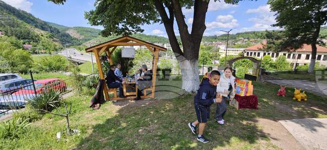 В пернишкия храм „Св. вмчк Георги“ посрещнаха днес с изненада децата
