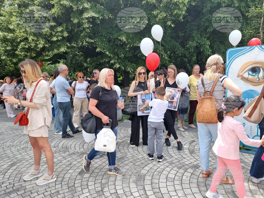 Пловдив - деца загинали на пътя - мирно бдение
