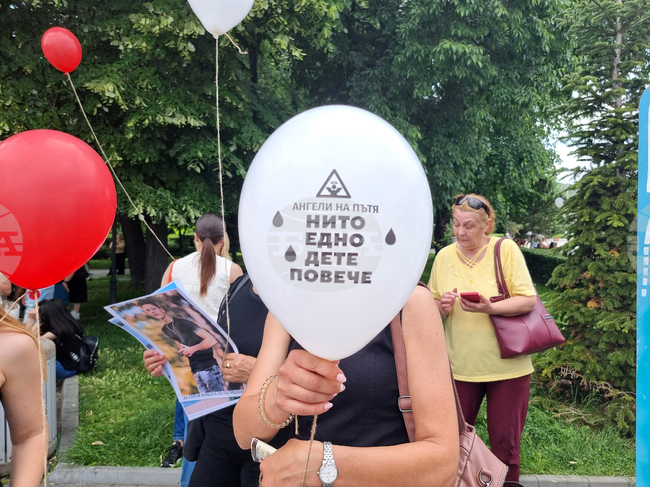 Пловдив - деца загинали на пътя - мирно бдение