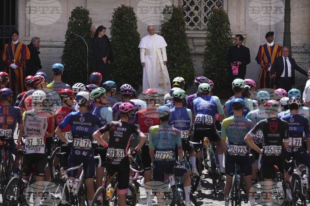 Папа Лъв 14-и благослови колоездачите преди старта на последния етап от Обиколката на Италия