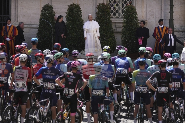 Папа Лъв 14-и благослови колоездачите преди старта на последния етап от Обиколката на Италия