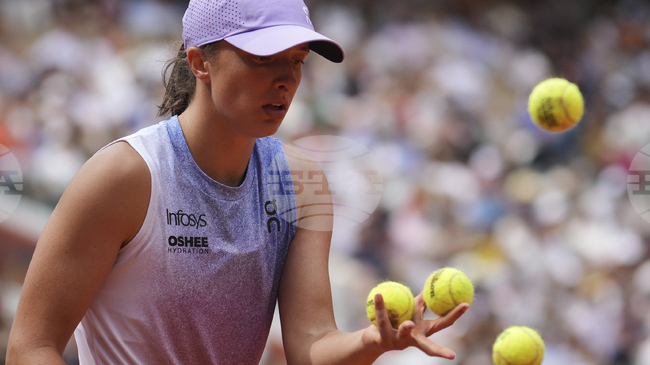 Двукратната шампионка Ига Швьонтек се класира за четвъртфиналите на турнира по тенис в Щутгарт, победителката от миналата година Елена Остапенко отпадна