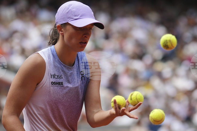 Двукратната шампионка Ига Швьонтек се класира за четвъртфиналите на турнира по тенис в Щутгарт, победителката от миналата година Елена Остапенко отпадна