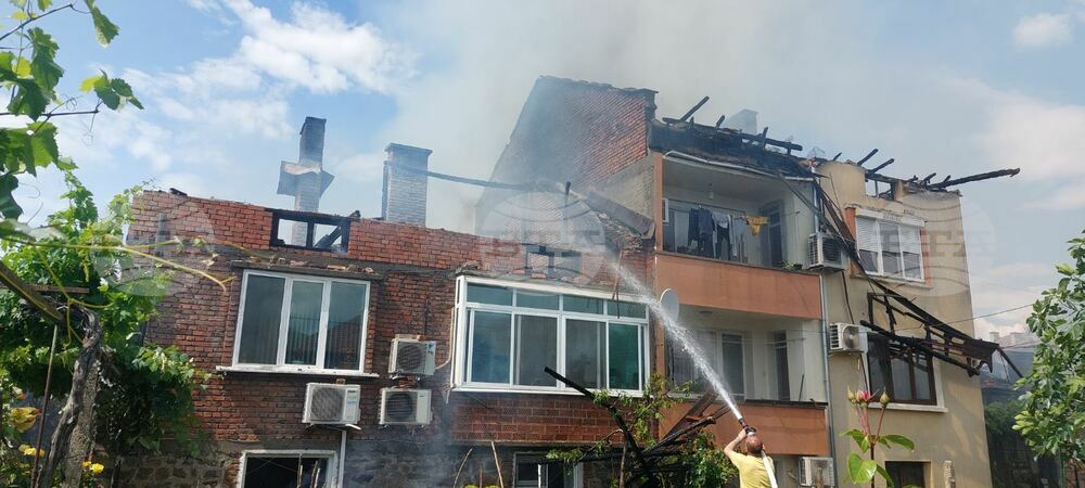 Пожар обхвана няколко стопански постройки и къщи в кв. "Прослав" в Пловдив