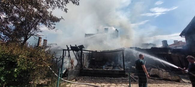 Локализиран е пожарът в квартал "Прослав" в Пловдив