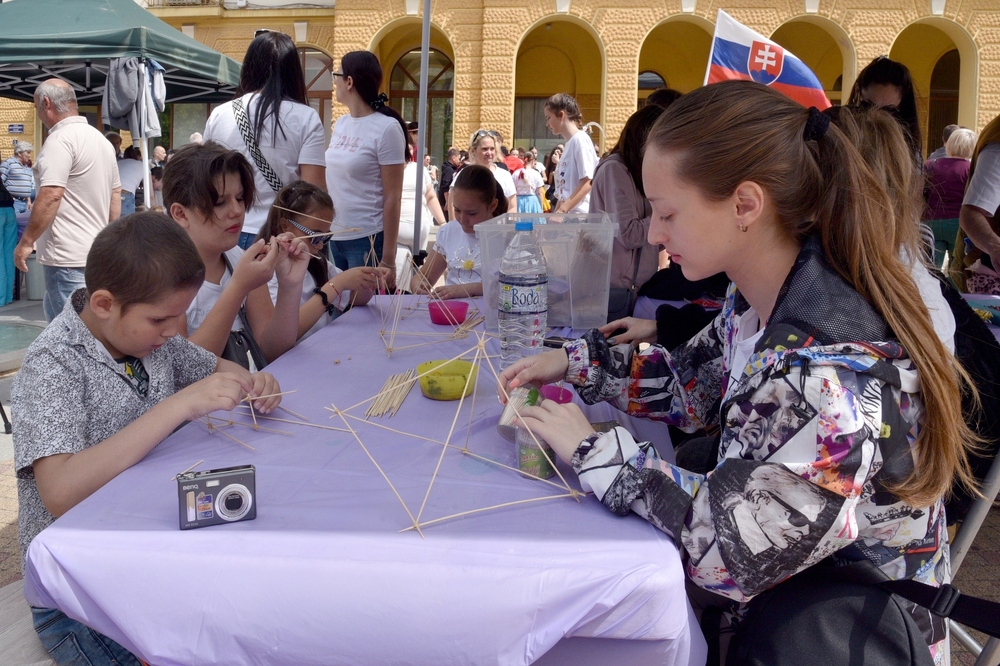 Атрактивна програма, културно-образователни игри и забавления радват малки и големи в Сливен на 1 юни