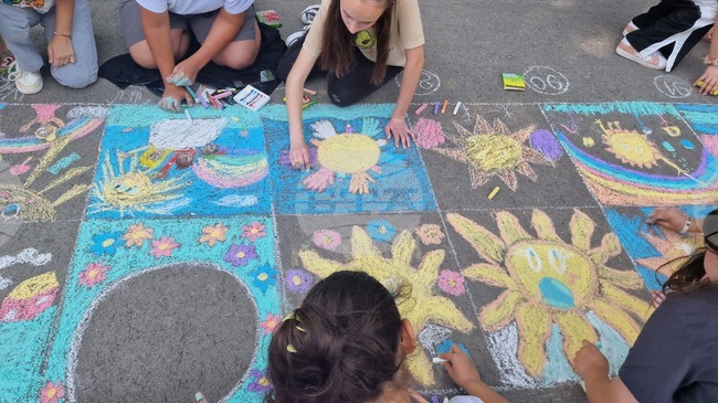 В Деня на детето алея на Градския парк в Разград грейна с десетки тебеширени слънца