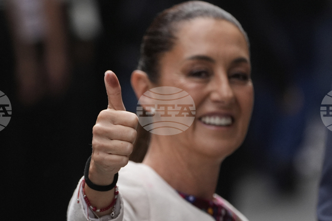 Президентката на Мексико разговаря с Тръмп