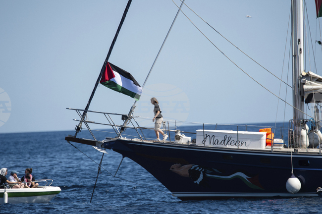 Активистите на хуманитарната флотилия за Газа заявиха, че са обградени от израелски военни кораби