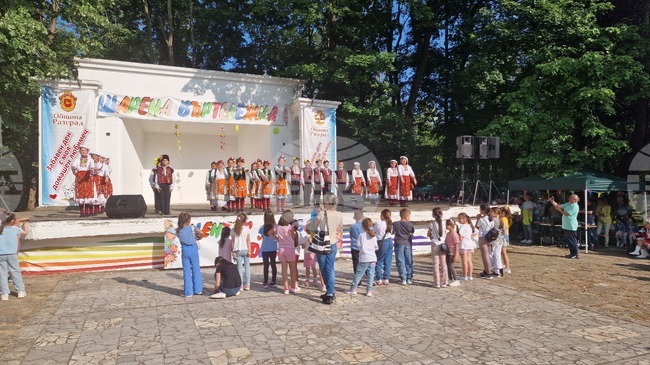 Празничен музикално-танцов спектакъл подариха на своите съграждани възпитаниците на Центъра за работа с деца в Разград 