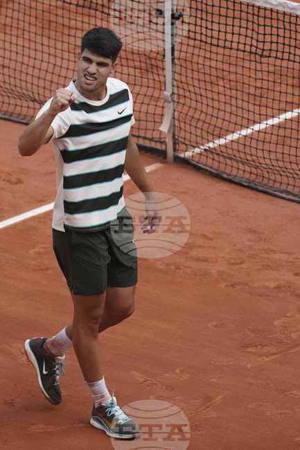 След бърза и категорична победа шампионът от "Ролан Гарос" Карлос Алкарас вече е на полуфинал