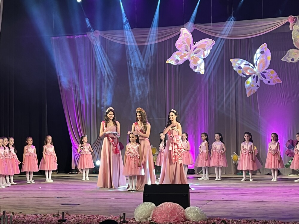 В Казанлък коронясаха новите Принцеси на розата