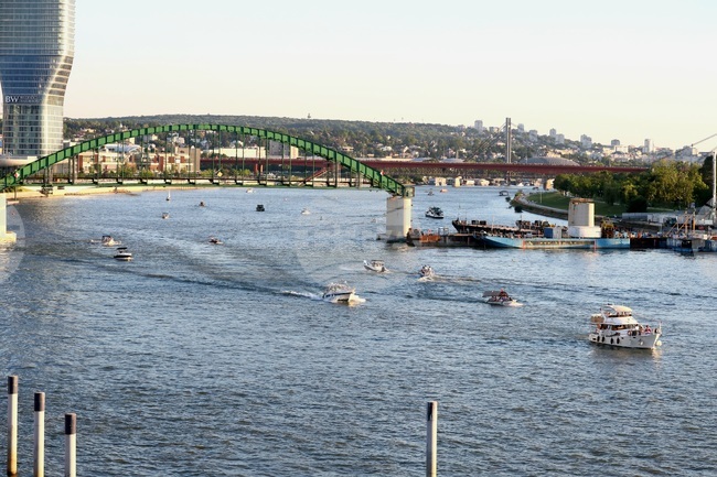 Сърбия - лодки - протест