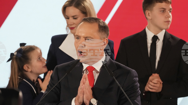 АФП: В Полша предстоящото встъпване в длъжност на президента националист Навроцки поставя началото на ново трудно съжителство с проевропейското правителство