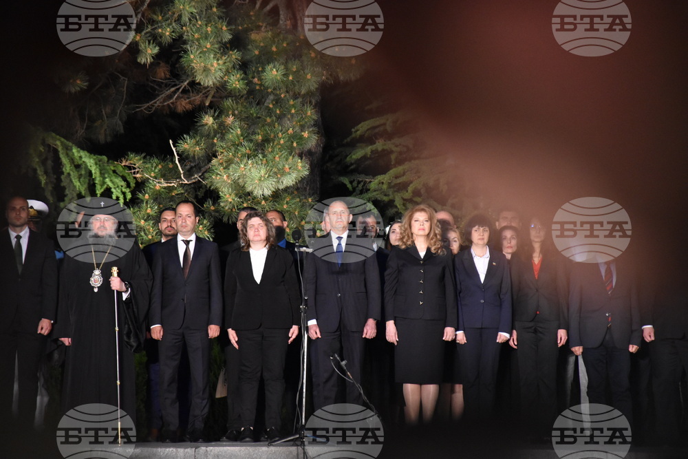 Председателят на Народното събрание Наталия Киселова и народни представители участваха в тържествения митинг-заря във Враца по повод 149-ата годишнина от подвига на Христо Ботев