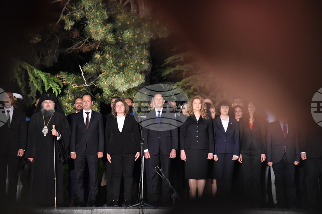 Председателят на Народното събрание Наталия Киселова и народни представители участваха в тържествения митинг-заря във Враца по повод 149-ата годишнина от подвига на Христо Ботев