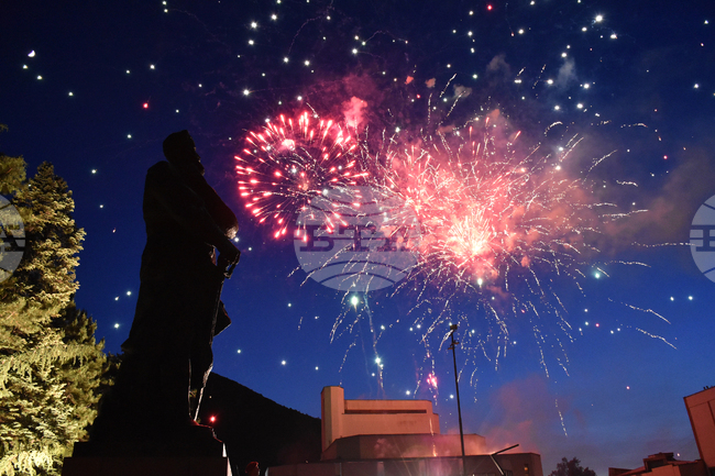 Revolutionary Hristo Botev Commemorated with Ceremony in Vratsa