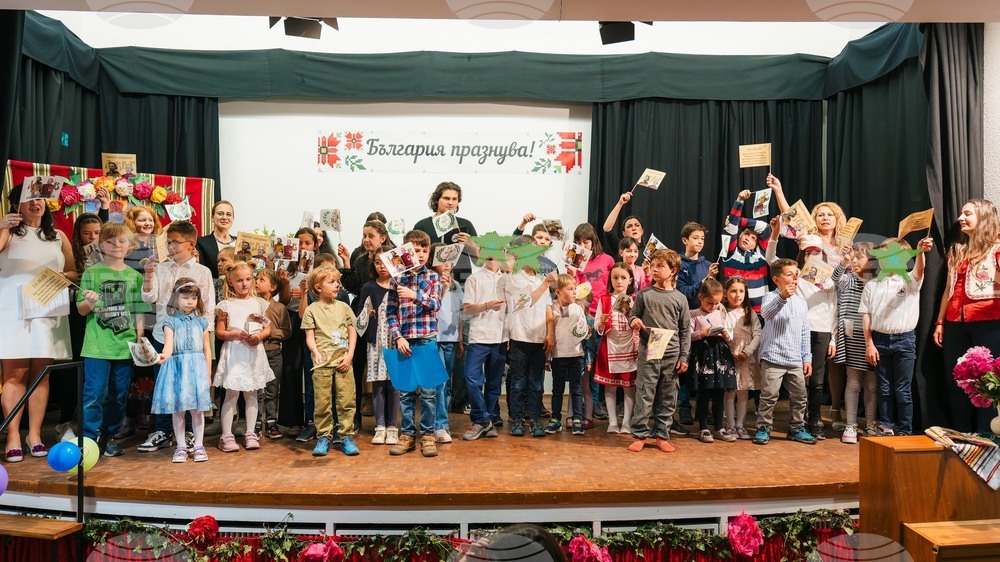 Три тържества, посветени на 24 май и 16-ата годишнина на училище „Аз Буки Веди“ в Кьолн, събраха ученици, родители, учители и гости