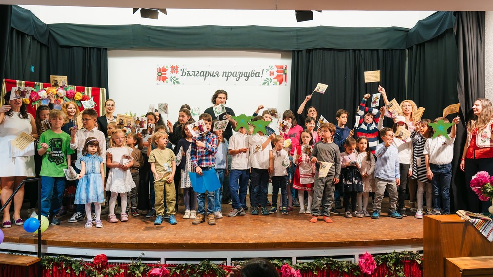 Три тържества, посветени на 24 май и 16-ата годишнина на училище „Аз Буки Веди“ в Кьолн, събраха ученици, родители, учители и гости