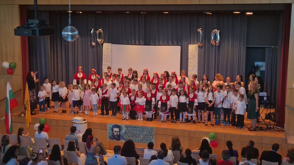 С концерт спектакъл „С дъх на родина“ училище „Христо Ботев“ в Аугсбург отбеляза 24 май и десет години от основаването си 