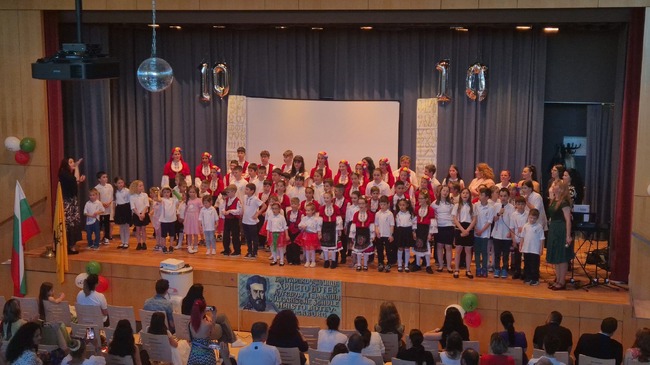 С концерт спектакъл „С дъх на родина“ училище „Христо Ботев“ в Аугсбург отбеляза 24 май и десет години от основаването си 