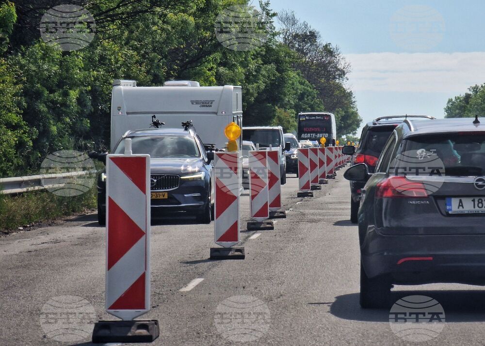 От утре ще бъде възстановено движението по ремонтирания път за бургаския квартал "Сарафово"
