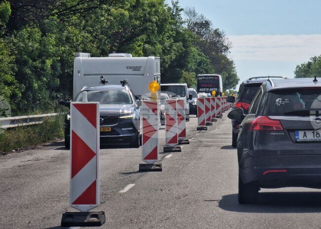 От утре ще бъде възстановено движението по ремонтирания път за бургаския квартал "Сарафово" 