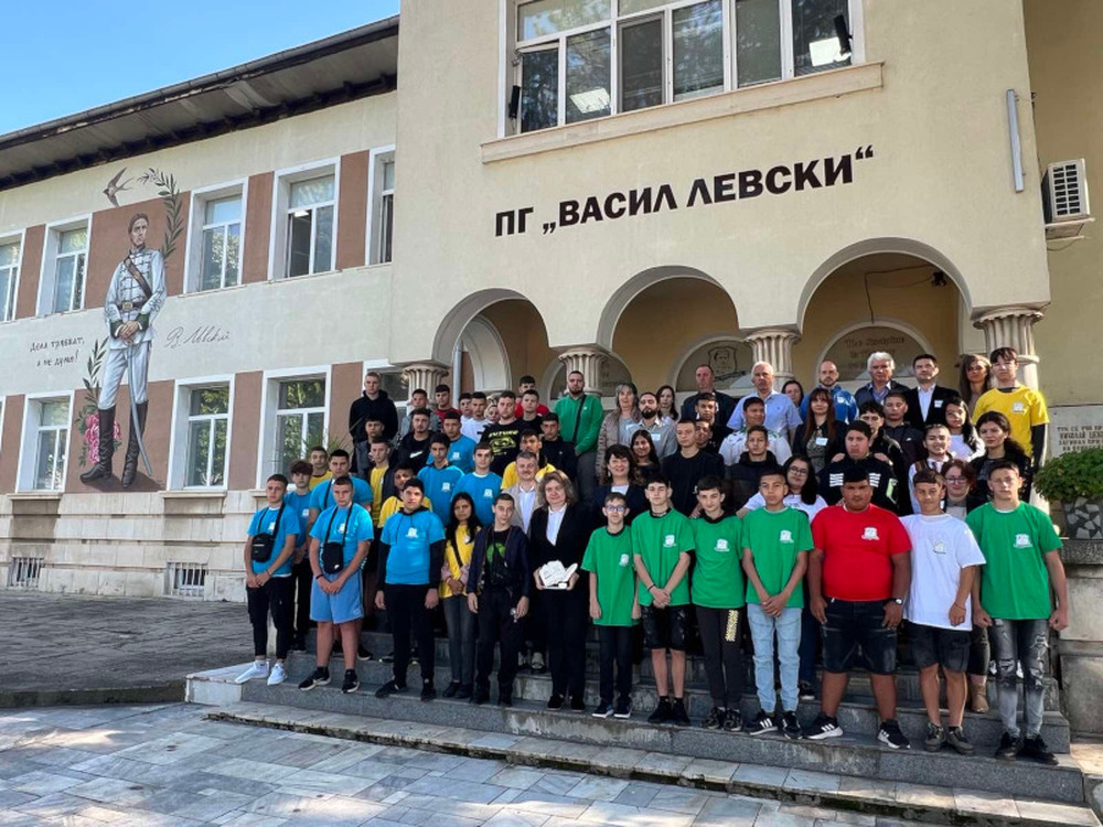 Училището е мястото, където се формират ценности и отношение към обществото, а когато има уважение, разум и воля за диалог – има и бъдеще, подчерта Наталия Киселова пред ученици в Мездра