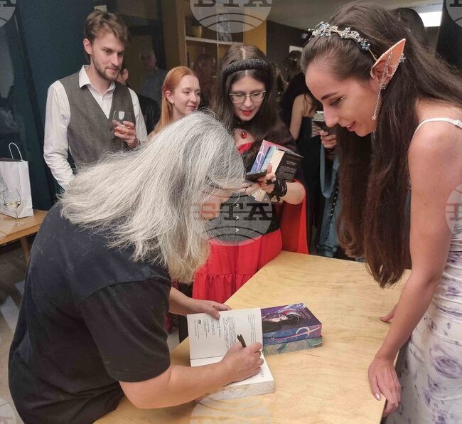 Фентъзи жанр - среща с писателката Джули Кагава