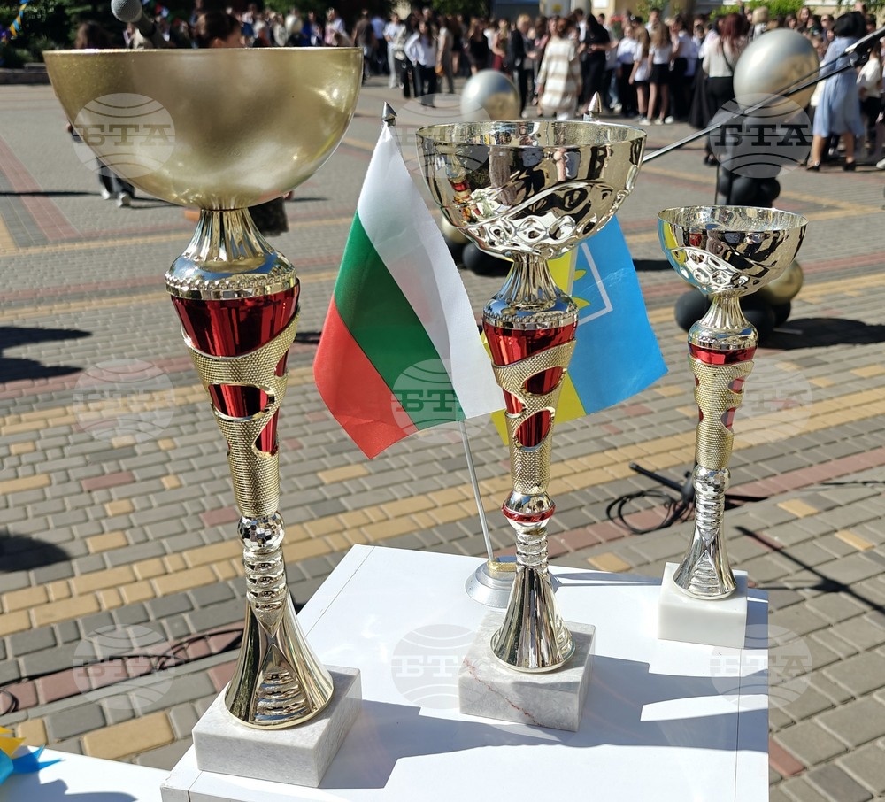 Ученици и преподаватели от Болградската гимназия в Украйна с тържество отбелязаха закриването на учебната година