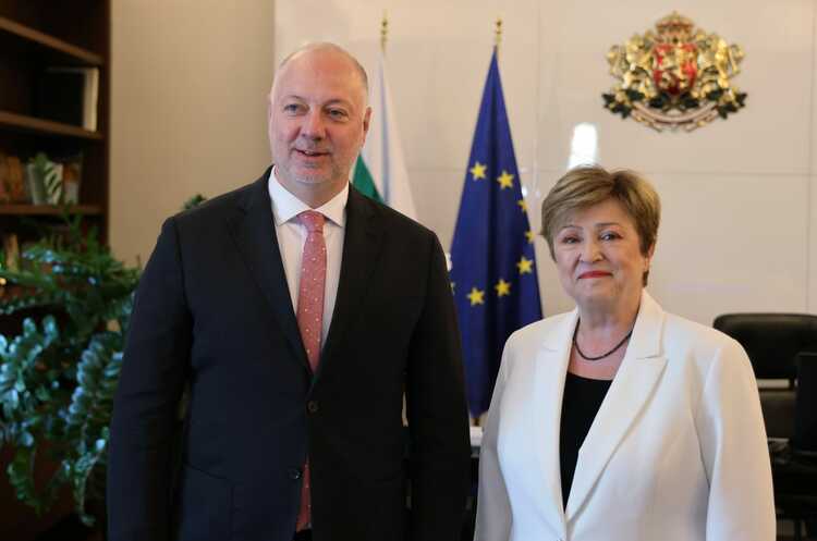 Bulgaria Aims for Euro Adoption by January 2026