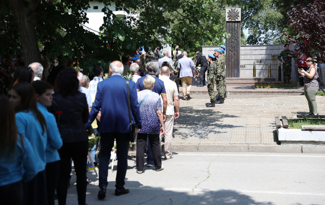 С възпоменателна церемония пред Мемориала на загиналите във войните за национално обединение русенци почетоха Деня на Ботев
