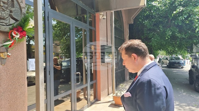 Денят на Ботев и загиналите за свободата и независимостта на България беше отбелязан пред сградата на българското посолство в Скопие