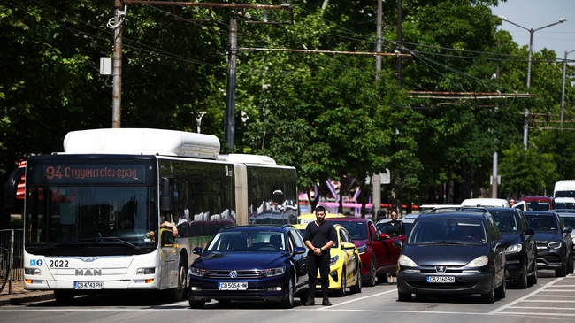 People and Vehicles Stand Still for 2 Minutes to Pay Respect to Freedom Fighters
