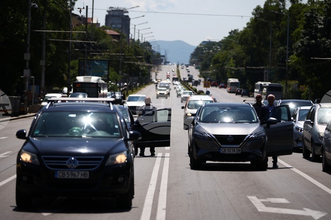 С вой на сирени България почете Деня на Ботев и загиналите за свободата