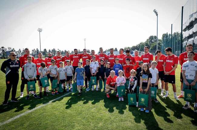 Футболистите от националния отбор взеха участие в спортен празник за деца със специални потребности