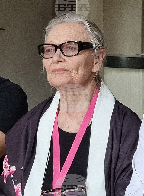 Хората не бива да ходят на театър само за да се смеят, каза Цветана Манева