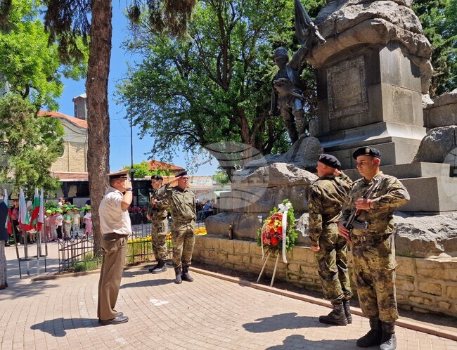 Пред Паметника на свободата в Свищов бе почетена паметта на Христо Ботев